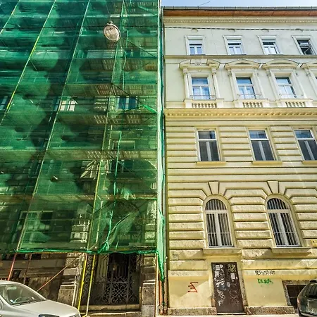 Chic Loft With Toucan Wallpaper And Airy Vibes Daire