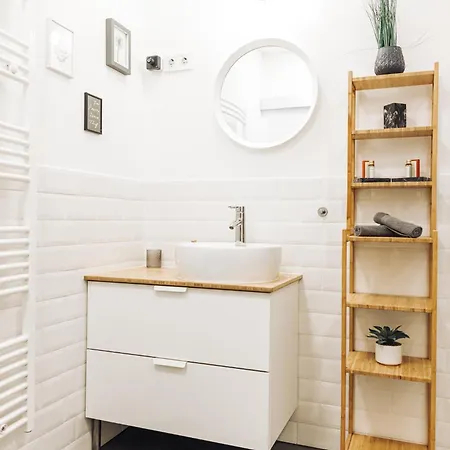 Chic Loft With Toucan Wallpaper And Airy Vibes * Βουδαπέστη
