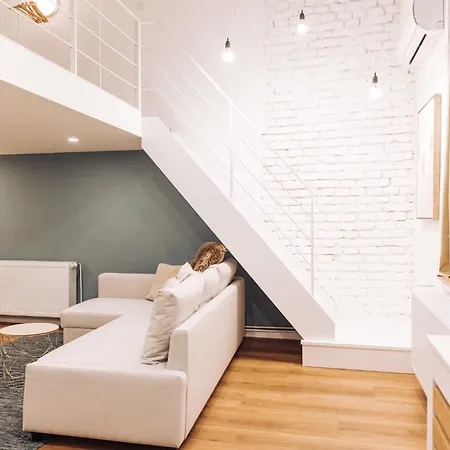 Chic Loft With Toucan Wallpaper And Airy Vibes *