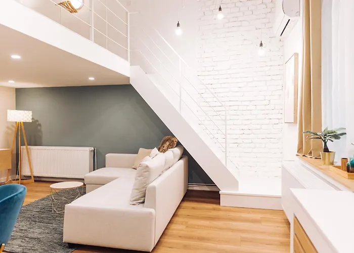Chic Loft With Toucan Wallpaper And Airy Vibes *