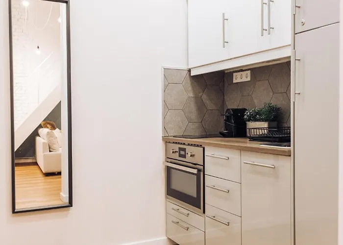 Chic Loft With Toucan Wallpaper And Airy Vibes 公寓
