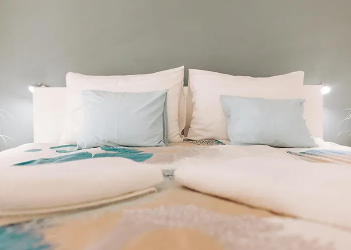 Chic Loft With Toucan Wallpaper And Airy Vibes Apartamento
